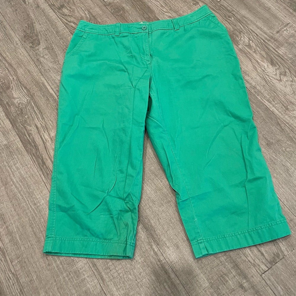 L. L. Bean Favorite fit Women’s 18p Straight leg cropped green casual pants